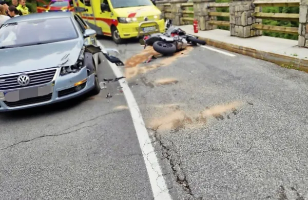 Motorist je k sreči le oplazil avto, sicer bi bile posledice hujše.