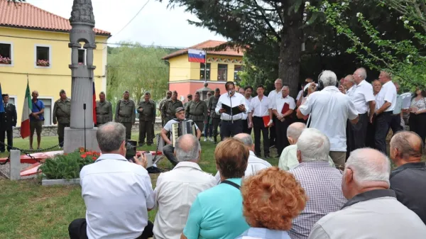 Slovesnost ob obletnici postavitve spomenika padlim.