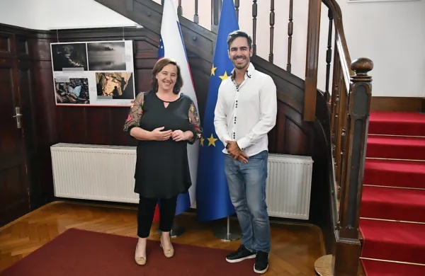 Danes so svetovno znanega kitarista in trikratnega nominiranca za 
nagrado grammy Maka Grgića gostili na Uradu RS za Slovence v 
zamejstvu in po svetu. Sprejela ga je državna sekretarka Vesna 
Humar.