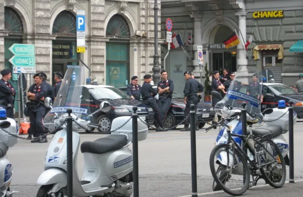 Stari znanec policije se je v Trstu znesel nad več avtomobili.