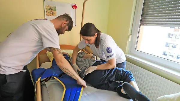 V domovih za starejše čakajo podrobna pojasnila o tem, v katerih  
primerih so zaposleni upravičeni do dodatka za delo z dementnimi.  