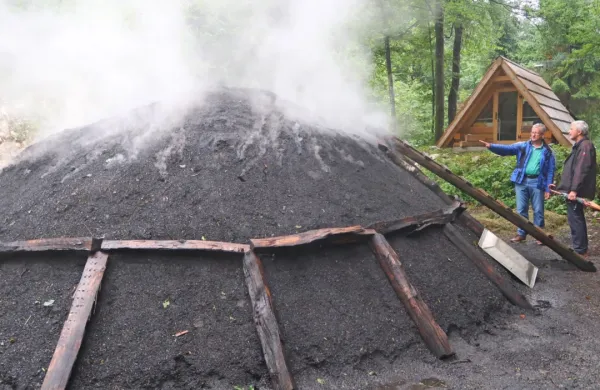 Bel dim iz oglarske kope Vojka Velikonje je naznanjal, da se je 
oglenenje pretežno bukovega lesa začelo. Pozneje se barva dima 
spreminja.