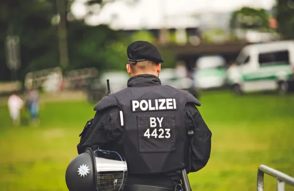 Po nedeljski raciji na antifašističnem taboru na avstrijskem 
Koroškem je odvetnik Rudi Vouk danes v Celovcu vložil kazensko 
ovadbo proti policiji s ciljem razjasnitve dogajanja.