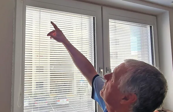 Štefan Miklavčič ugotavlja, da zaradi raztezanj in razpok večslojna 
okna ne tesnijo več tako, kot so enkrat. 