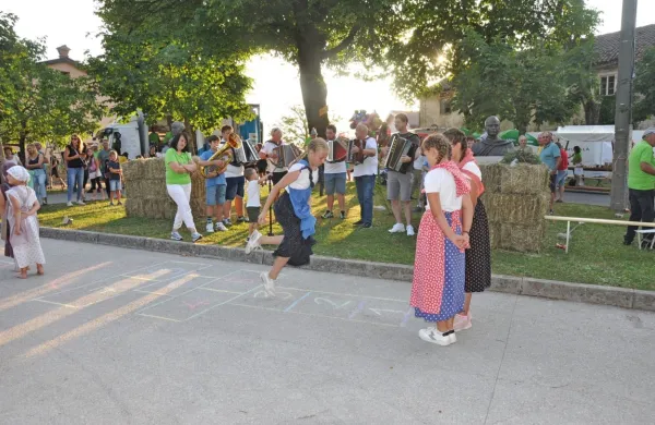 Na pastirskih igrah so  prikazali tudi otroško igro tancerko.