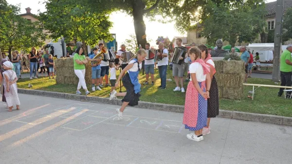 Na pastirskih igrah so  prikazali tudi otroško igro tancerko.