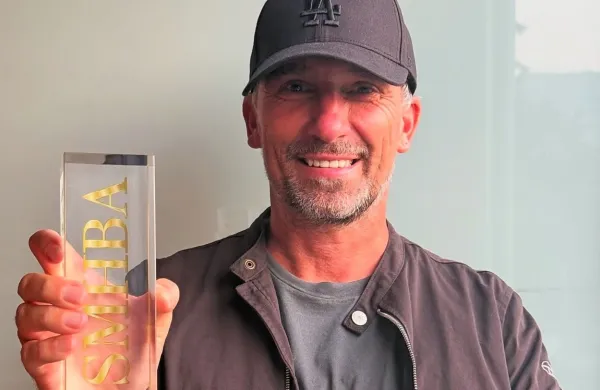 Matjaž Cej je junija postal mednarodni frizerski stilist leta, pred 
dnevi pa je zmagal tudi na IBI Awards, ki veljajo za oskarje v 
lepotni industriji. 