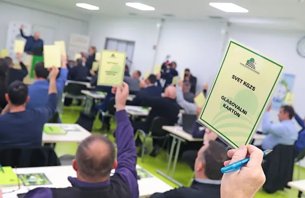 Iz začetnega predloga, da se iz KGZS umika svetovalna služba in da 
bo ukinjeno obvezno članstvo, bo zdaj, kot kaže, obveljala 
omiljena verzija:  članstvo ne bo več obvezno le za pravne 
osebe. 