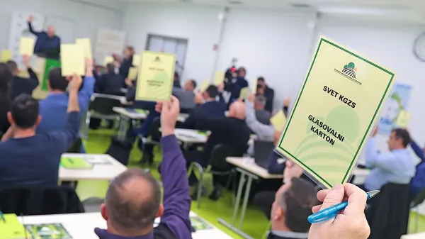 Iz začetnega predloga, da se iz KGZS umika svetovalna služba in da 
bo ukinjeno obvezno članstvo, bo zdaj, kot kaže, obveljala 
omiljena verzija:  članstvo ne bo več obvezno le za pravne 
osebe. 