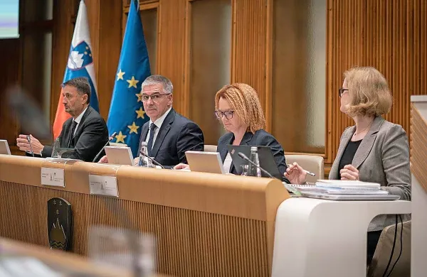 Državni svet vodi Marko Lotrič (drugi z leve), ob njem je državna 
sekretarka Monika Kirbiš Rojs. Januarja sta ustanovila stranko 
Fokus.  