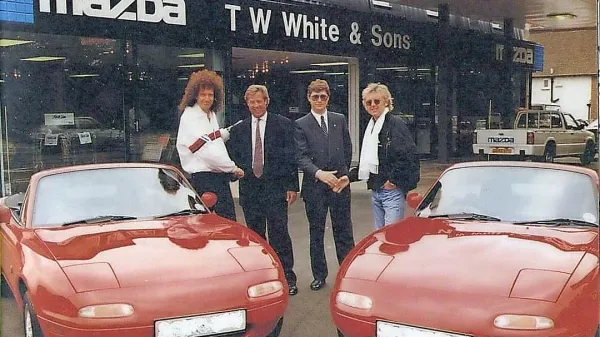Med prvimi, ki sta vozila Mazdo, sta bila tudi Brian May in Roger 
Taylor iz skupine Queen.