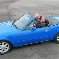 Dva možakarja, ki sta se podpisala pod razvoj Mazde MX-5, Tom 
Matano (za volanom) in Bob Hall.