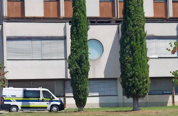 Policisti  so  v sredo  na  sodišče  pripeljali  osumljenega  več  vlomov  v  
primorske  cerkve. 