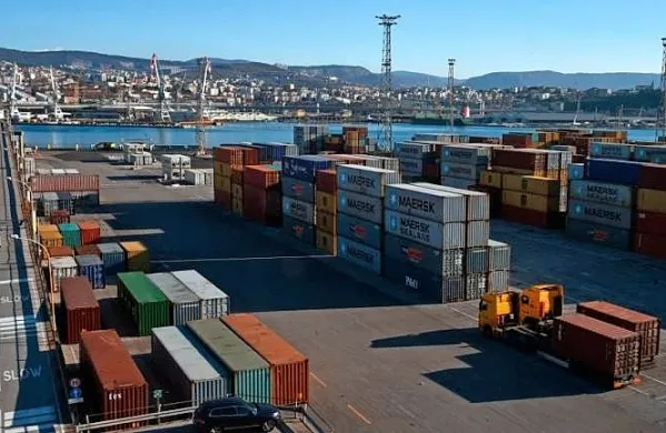 Tržaško pristanišče je zabredlo v še večjo vodstveno negotovost.