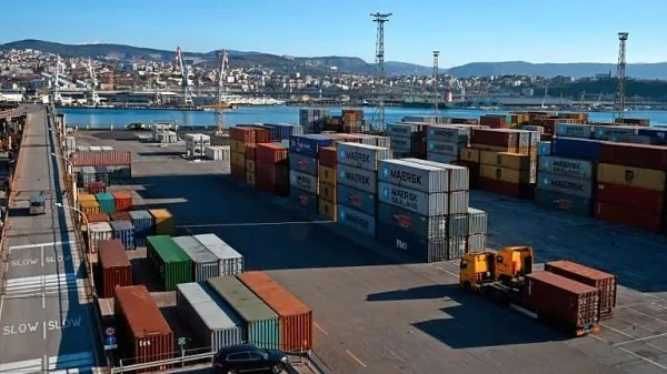 Tržaško pristanišče je zabredlo v še večjo vodstveno negotovost.