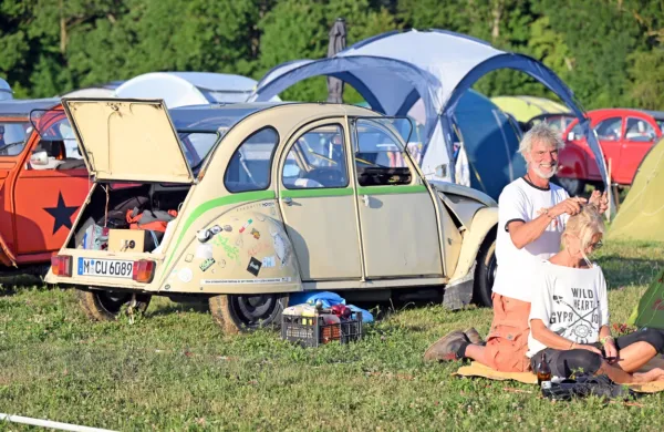 Ljubitelji spačkov bodo naslednjih nekaj dni preživeli na postojnskem letališču. 
