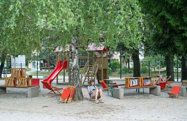 Knjižnico pod krošnjami že 15. leto gosti park pri osnovni šoli Kanal.