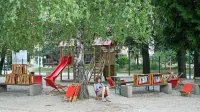 Knjižnico pod krošnjami že 15. leto gosti park pri osnovni šoli Kanal.