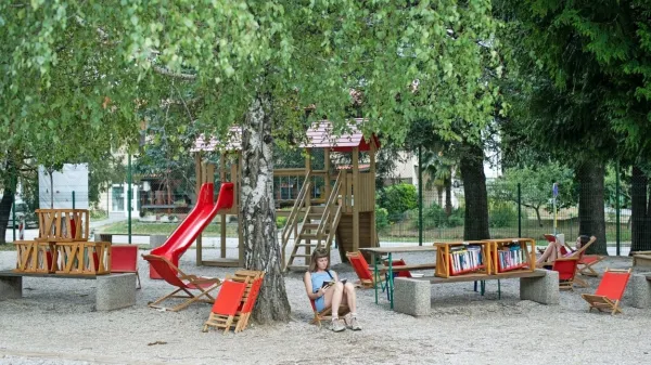Knjižnico pod krošnjami že 15. leto gosti park pri osnovni šoli Kanal.