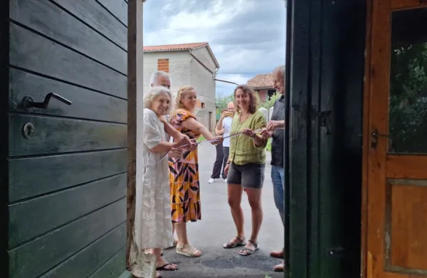 Odprtja Sovretovega kabineta na Krasu so se veselili Martina Kafol, Erik Modic, Tanja Petrič in prva 
rezidentka Lucia Gaja Scuteri.