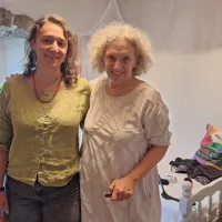 Gaia Lucia (levo) je prva prebivalka Sovretovega kabineta na 
Volčjem Gradu, kjer bodo v prihodnosti številni prevajalci lahko v 
miru delali in prevajali. Ob njej urednica ZTT Martina Kafol. 