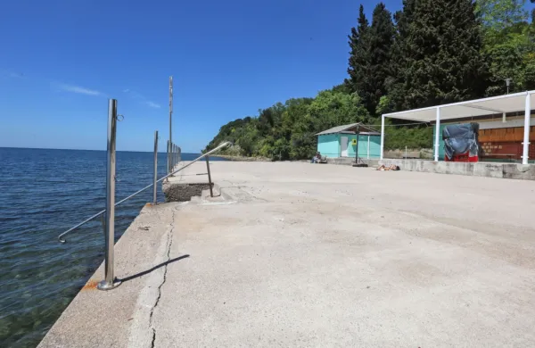 Na plaži Študent bo občina popravila ploščad, dostop do ploščadi 
ter uredila sanitarije. 