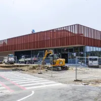 Posnetek poslovno-trgovskega objekta izpred dveh mesecev, ko 
“v njem še ni bilo Spara”.