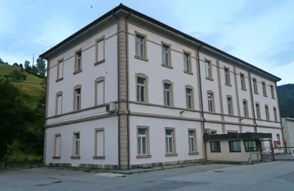 Več kot desetletje opuščena upravna stavba Ete ima končno gradbeno dovoljenje za preureditev v 
zdravstveno postajo, a bo občina za naložbo potrebovala sofinanciranje države in kredit.