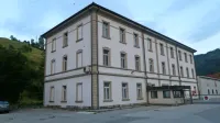 Več kot desetletje opuščena upravna stavba Ete ima končno gradbeno dovoljenje za preureditev v 
zdravstveno postajo, a bo občina za naložbo potrebovala sofinanciranje države in kredit.