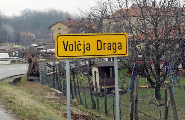 Volčja Draga: Delavec s strehe omahnil v smrt