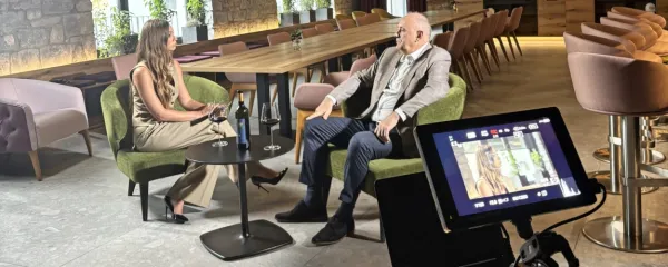 Vinakoper kuje vroče londonsko železo