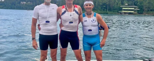 “Samo poglejte, s kakšnimi orjaki sem tekmoval! Bron v enojcu mi 
pomeni več kot zmagi v dvojnem četvercu in v dvojcu,” poudarja 
Igor Božeglav (desno). 