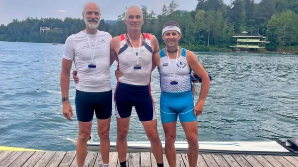 “Samo poglejte, s kakšnimi orjaki sem tekmoval! Bron v enojcu mi 
pomeni več kot zmagi v dvojnem četvercu in v dvojcu,” poudarja 
Igor Božeglav (desno). 