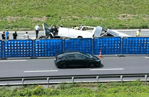 Na  slovenskih  cestah  je  letos  ugasnilo že 60 življenj, pet  v  sredini  
nesreči na štajerski  avtocesti. 