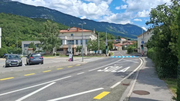 V Podnanosu so pred preusmeritvijo prometa na staro cesto čez Rebrnice postavili semafor za pešce, a domačini s strahom pričakujejo vrnitev kolon.   