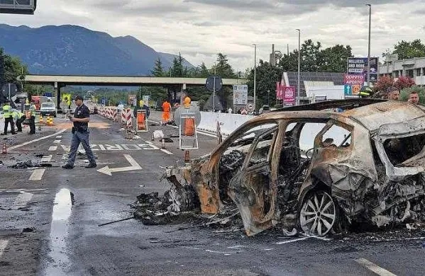 Iz gorečega avtomobila sta se uspela rešiti hčerka in mož, ženo pa so zajeli plameni. 