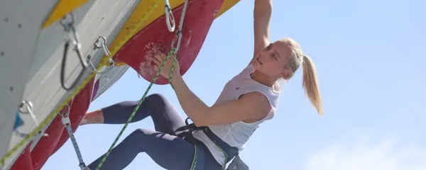 Janja Garnbret na plezalni steni v Kopru
