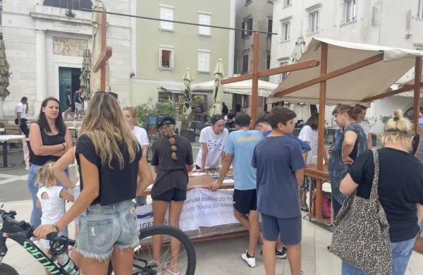 V društvu Morigenos na Dnevu delfinov širijo znanje o delfinih in 
krepijo zavedanje pomembnosti njihove zaščite.