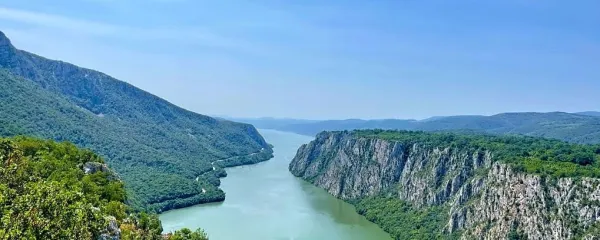 Ploče. Sotesko Đerdap lahko obiščete z avtom, z džipi pa vas 
odpeljejo tudi na razgledne točke, ena najlepših je zagotovo ta.