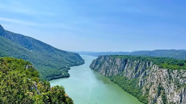 Ploče. Sotesko Đerdap lahko obiščete z avtom, z džipi pa vas 
odpeljejo tudi na razgledne točke, ena najlepših je zagotovo ta.