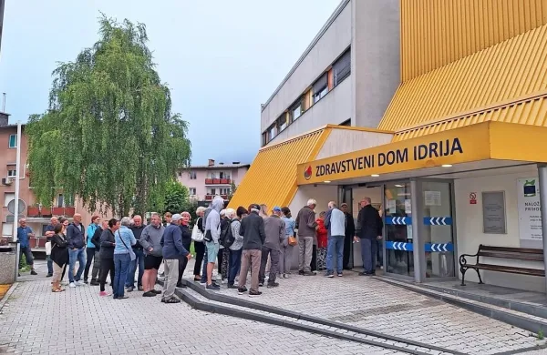 Po odobritvi  dodatnega 0,4 programa za novo zdravnico Leno 
Lapanja se je k njej  lahko vpisalo še   250 občanov.  Ker vpis krojijo 
glavarinski količniki, je julija za ta obseg vpisala 400 občanov.
