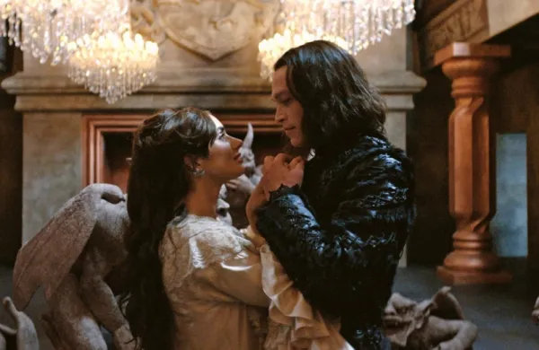 

Luc Besson je ustvaril “romantično” vizijo grofa Drakule. Vampirja 
je zaigral Caleb Landry Jones.