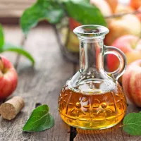 Poleg številnih drugih možnosti je pri odstranjevanju starostnih 
peg zelo učinkovit jabolčni kis.