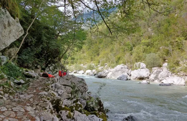Nemški deček je ob skoku v mrzlo Sočo nerodno pristal. (Fotografija je simbolična)