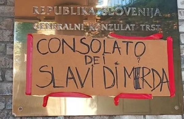 

Na žaljiv napis so danes zjutraj okrog 9. ure naleteli zaposleni na 
slovenskem Generalnem konzulatu v Trstu,