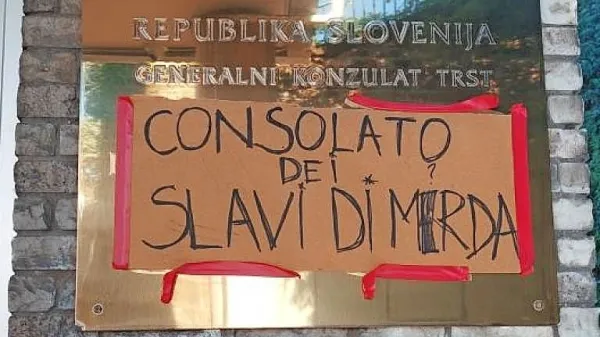 

Na žaljiv napis so danes zjutraj okrog 9. ure naleteli zaposleni na 
slovenskem Generalnem konzulatu v Trstu,