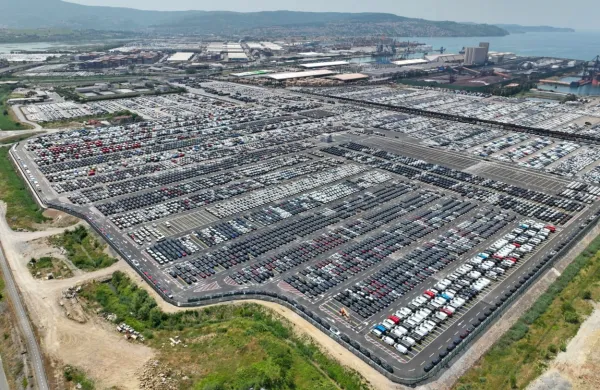  

V Luki so na terminalu za avtomobile v prvih treh mesecih 
letošnjega leta pretovorili   za devet odstotkov vozil  več kot v prvem 
četrtletju lani.