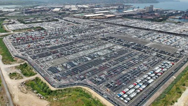  

V Luki so na terminalu za avtomobile v prvih treh mesecih 
letošnjega leta pretovorili   za devet odstotkov vozil  več kot v prvem 
četrtletju lani.