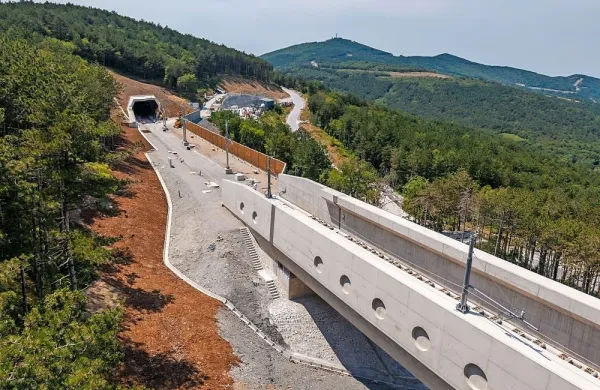 Dvotirnost nove proge med Koprom in Divačo naj bi po napovedih 
vzpostavili v letu 2030.