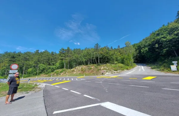 Lozičani so  novo postajališče za avtobuse dobili v križišču štirih 
cest, na avtobus bodo čakali na cestišču med dvema ovinkoma. 